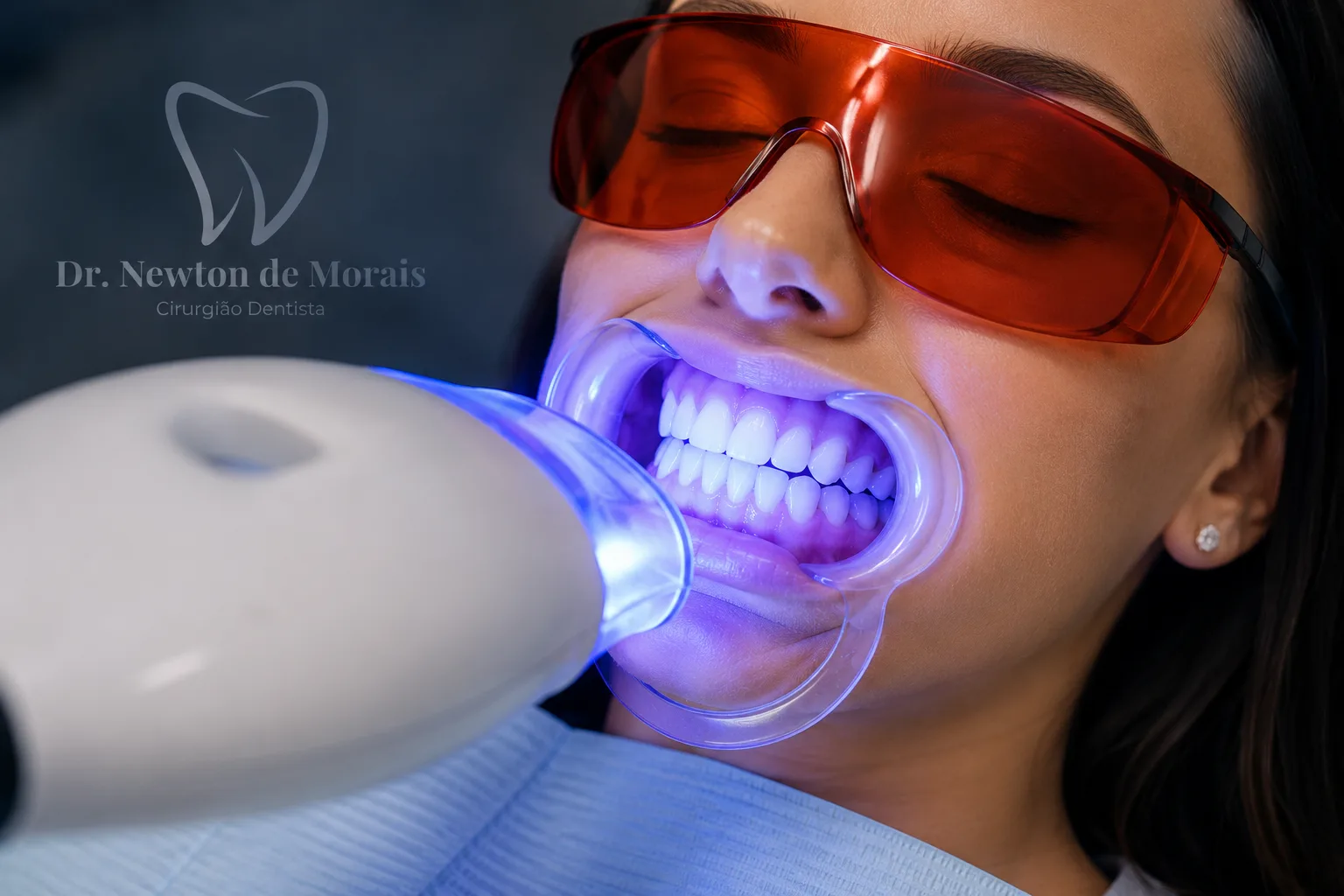 Paciente em sessão de clareamento dental no consultório